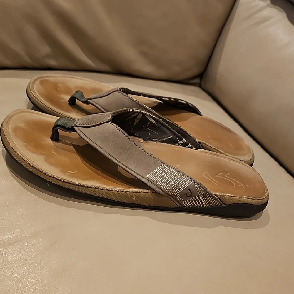 OLUKAI MENS Brown Flip Flop Sandals - Picture 2 of 4